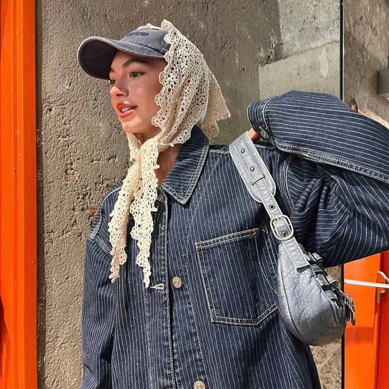 Vintage Fashion Look - Вязаный крючком кружевной треугольный шарф в